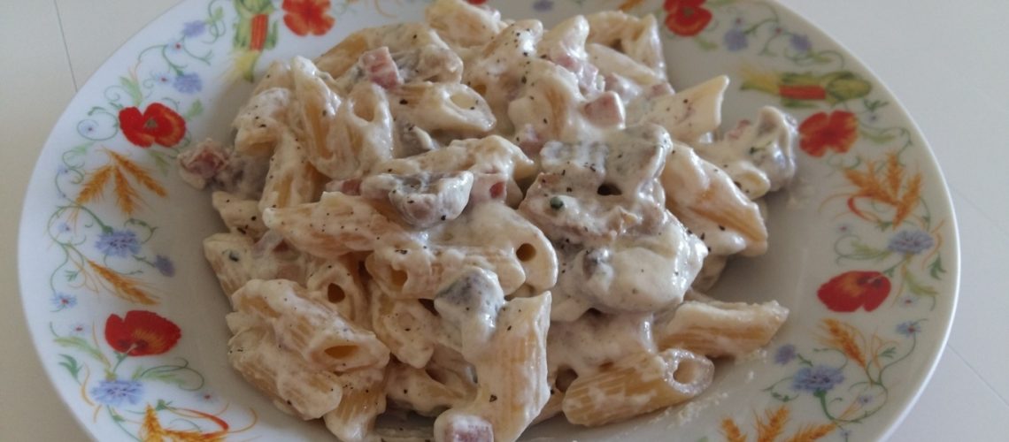 Mezze penne rigate con panna prosciutto cotto e funghi