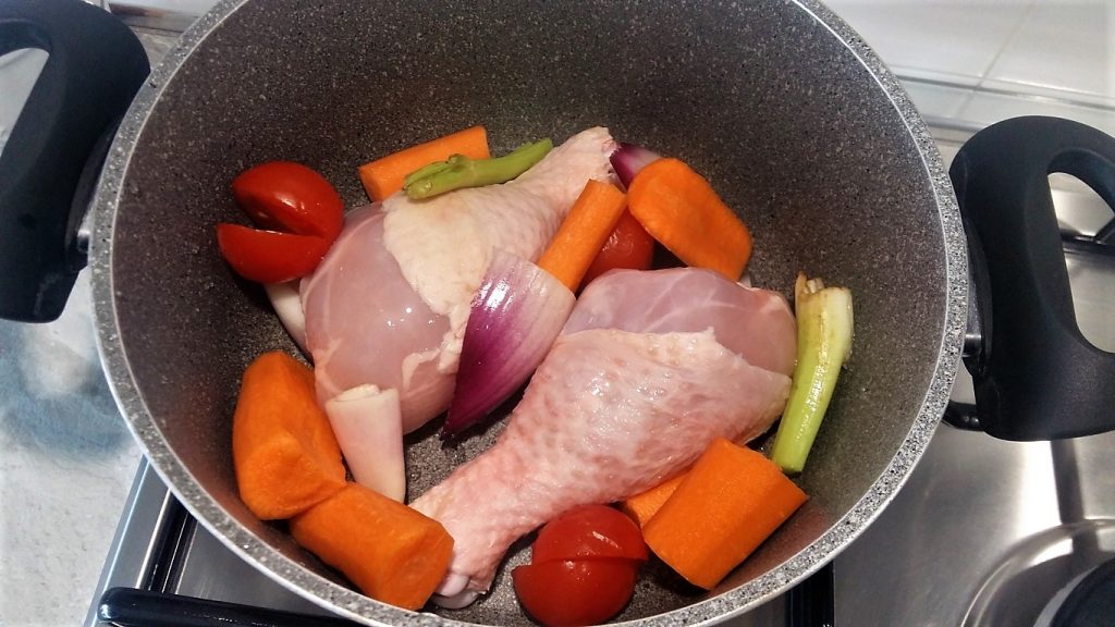 Brodo leggero di pollo e verdure